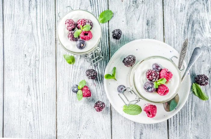 Nadýchaná chuťovka na letný piknik – jemný mascarpone krém s vanilkou, šľahačkou a ovocím
