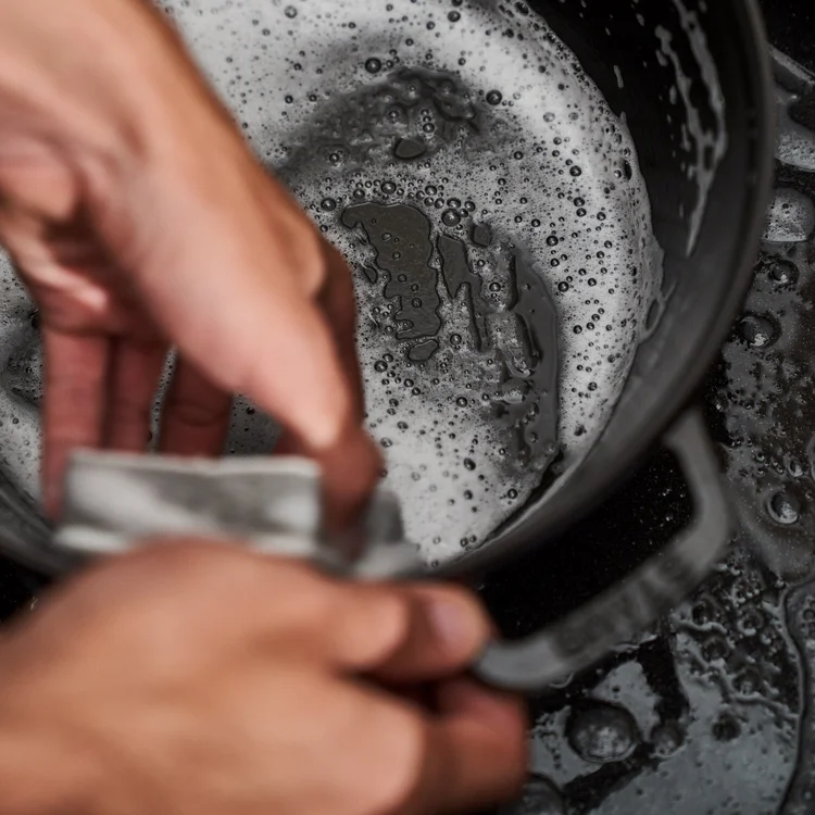 čistenie liatinového riadu