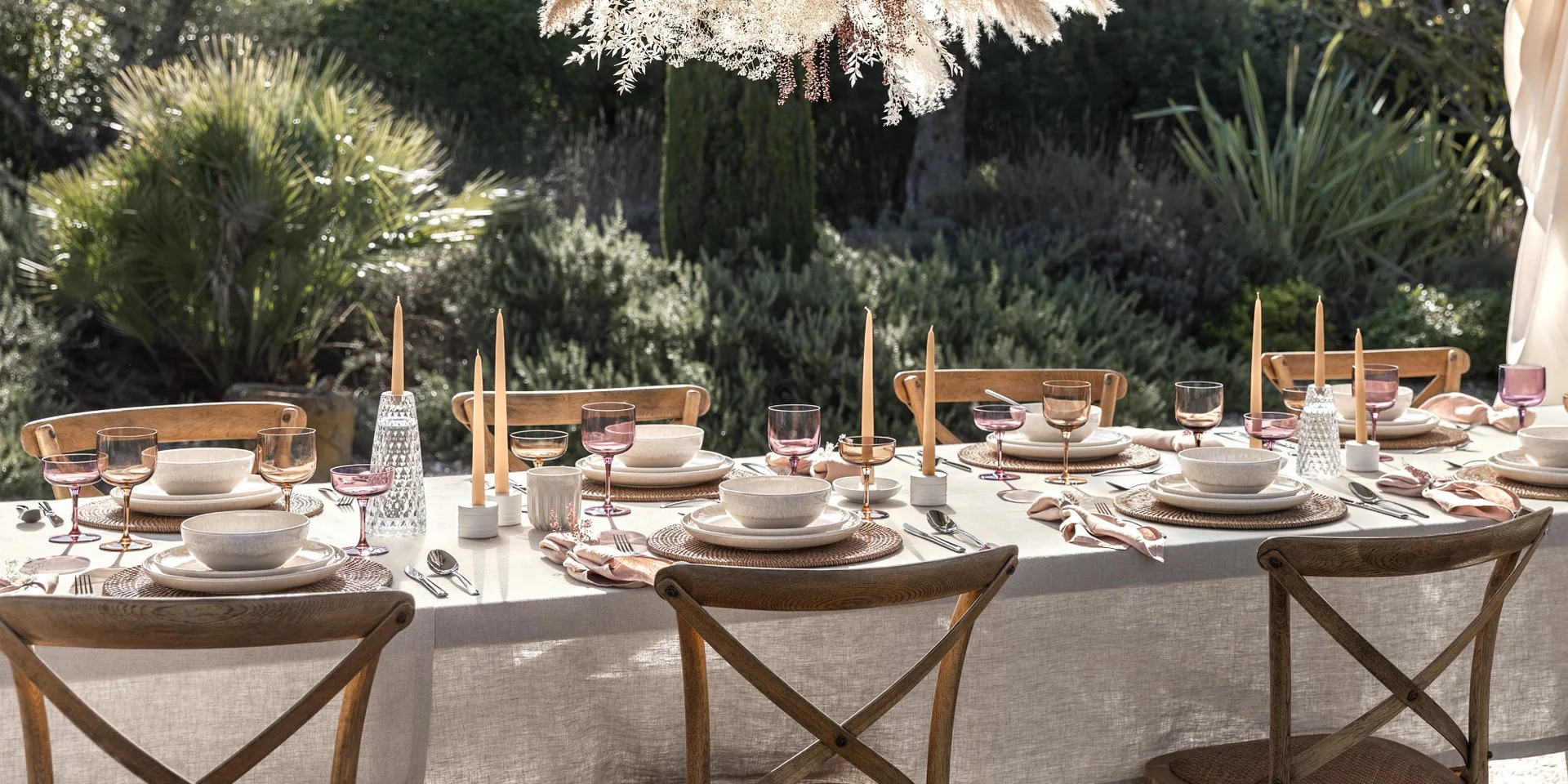 Na slávnostnú udalosť, grilovanie alebo romantiku pri sviečkach. Prinášame vám štyri typy stolovania s porcelánom v hlavnej úlohe