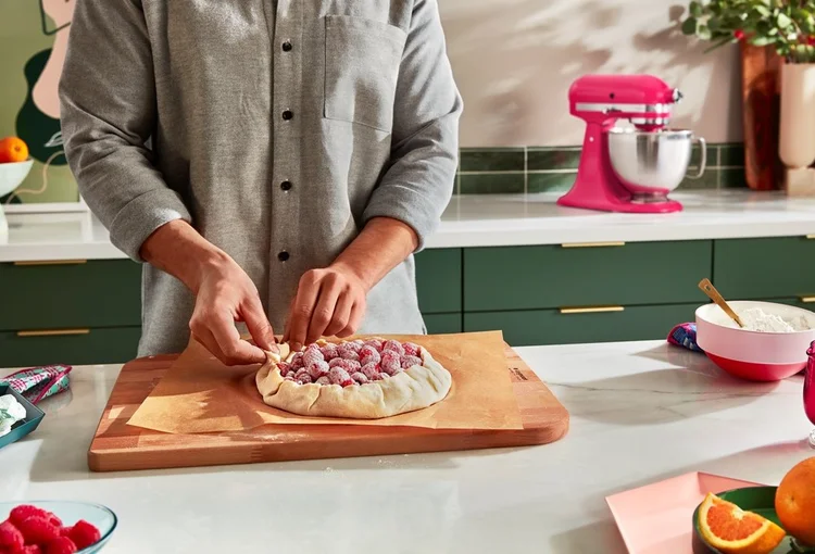 Malinová galetka s mandľovým prachom a ibištekovou polevou