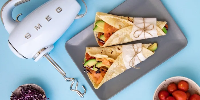 Wrapy s lososom, paradajkami a avokádom